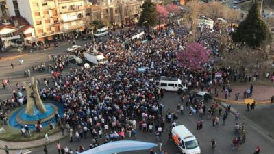 El lado B del #SiSePuede en Junín: poca gente, colectivos y un escándalo que salpica al intendente