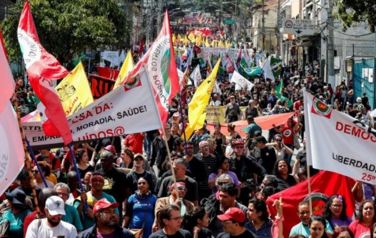 Mientras Bolsonaro participa de un desfile militar, los estudiantes se movilizan