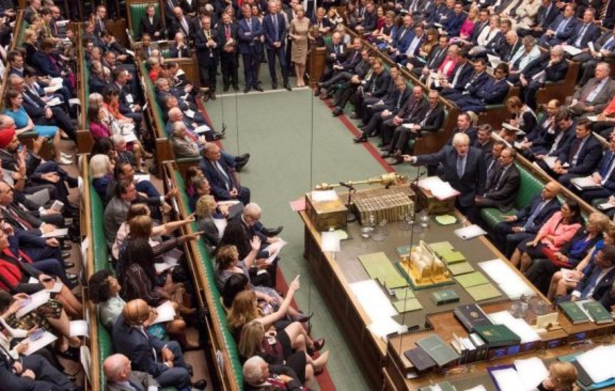 El Parlamento pone un freno al Brexit sin acuerdo
