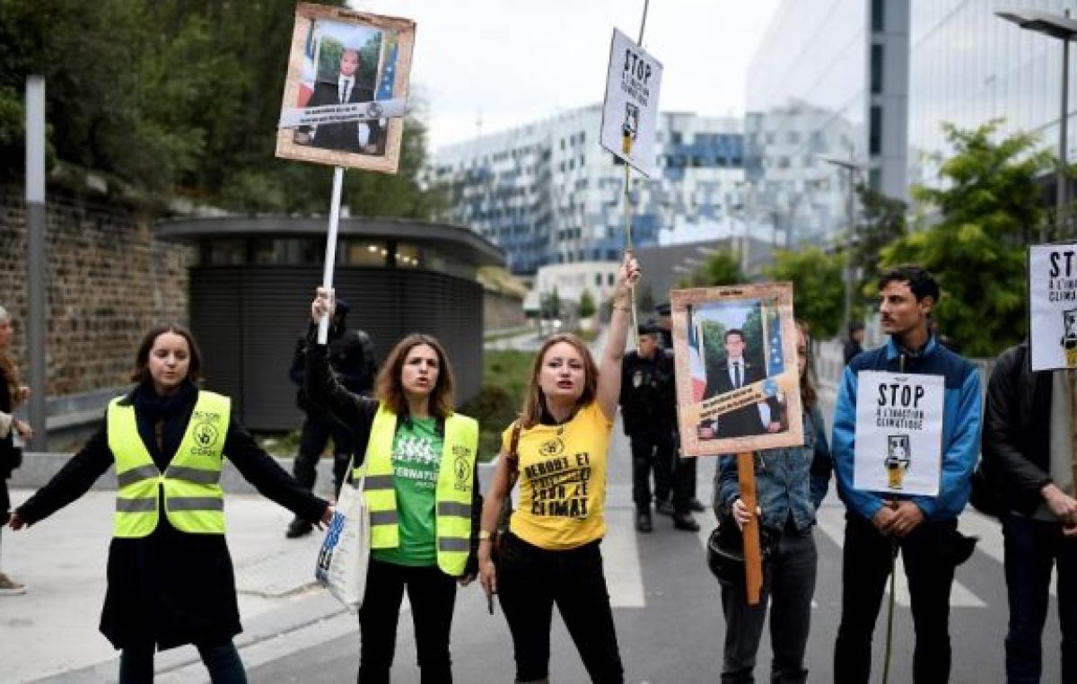 Los «descolgadores», jóvenes ecologistas contra Macron 