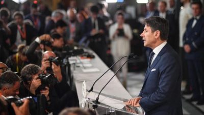 Conte presentó su gabinete en Italia