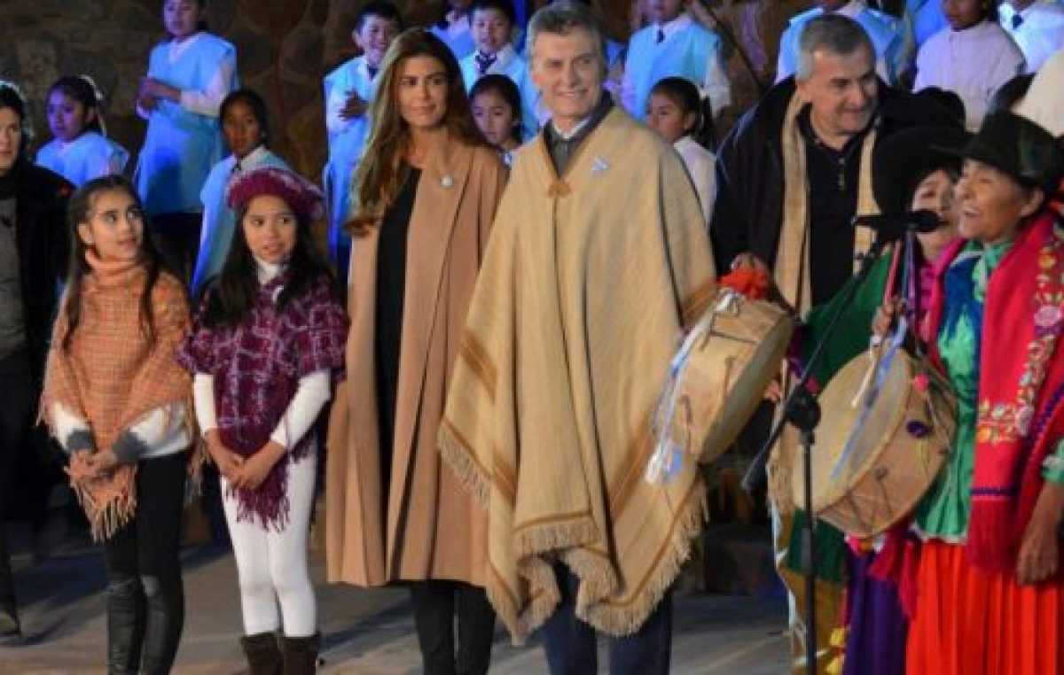 Le ha quedado el poncho grande