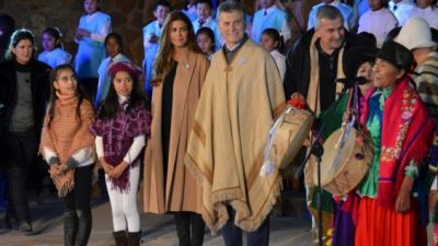 Le ha quedado el poncho grande