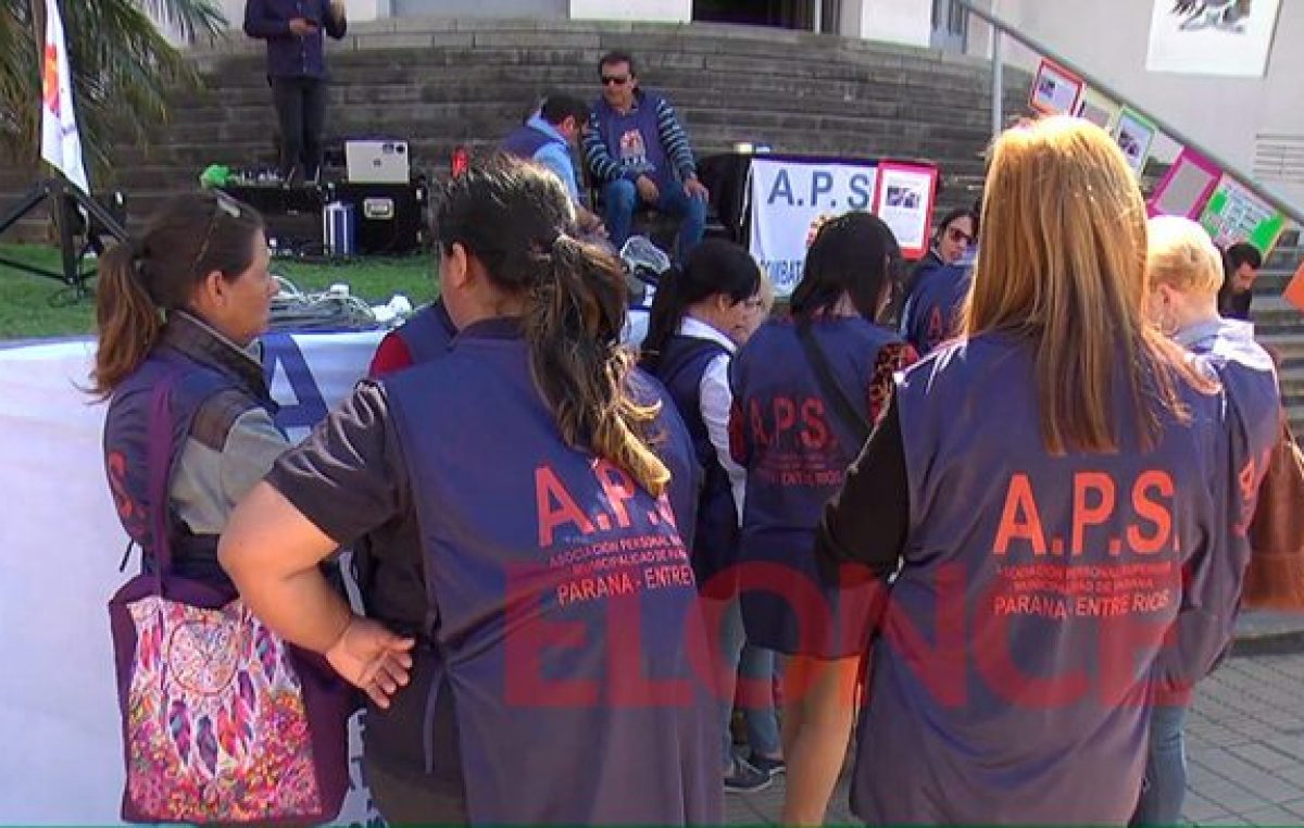 Jerarquizados de Paraná protestaron con una radio abierta frente a edificio municipal