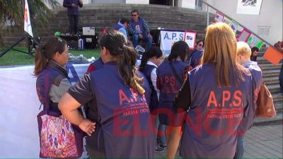 Jerarquizados de Paraná protestaron con una radio abierta frente a edificio municipal