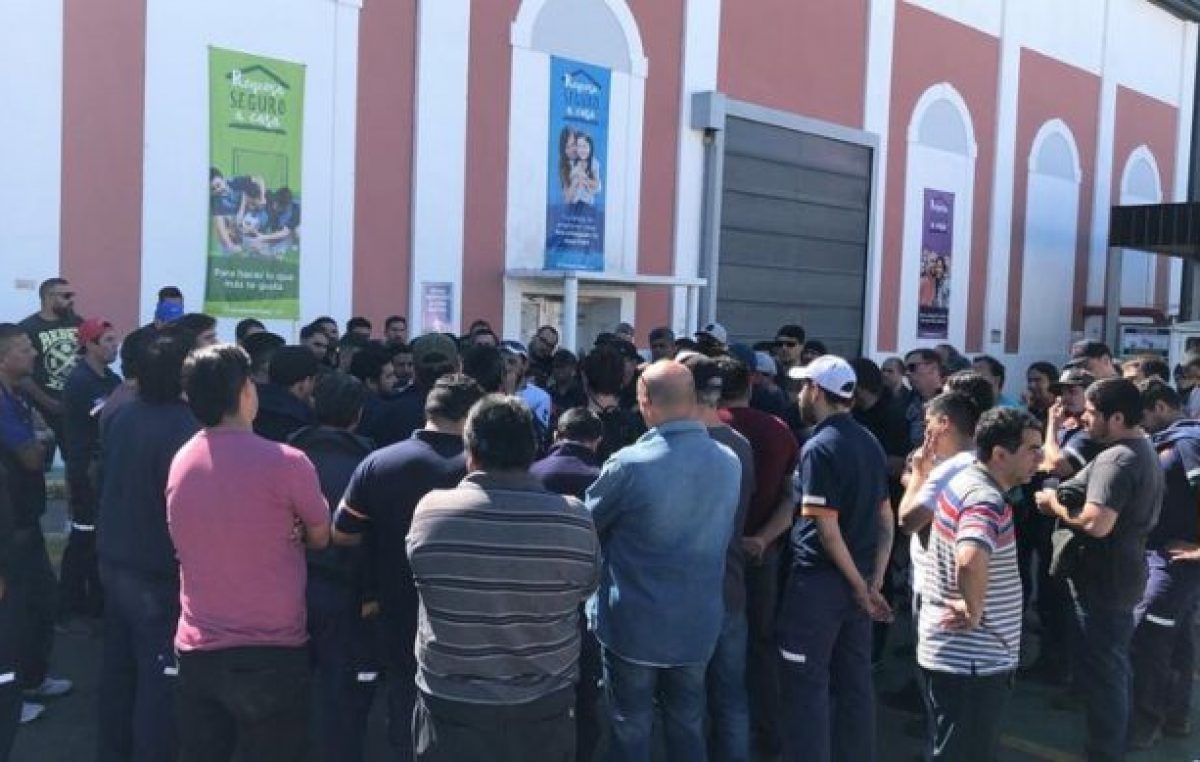 Trabajadores de la papelera Kimberly Clark ocuparon el predio frente al anuncio de cierre