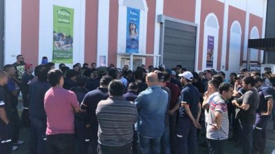 Trabajadores de la papelera Kimberly Clark ocuparon el predio frente al anuncio de cierre