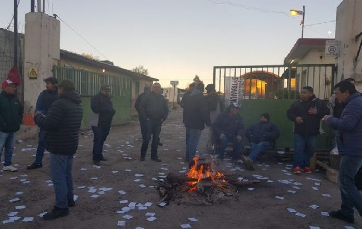 Municipales de Neuquén en “estado de asamblea permanente y movilización”