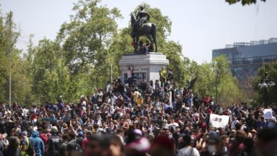 Chile: masiva protesta de los estudiantes y huelga general