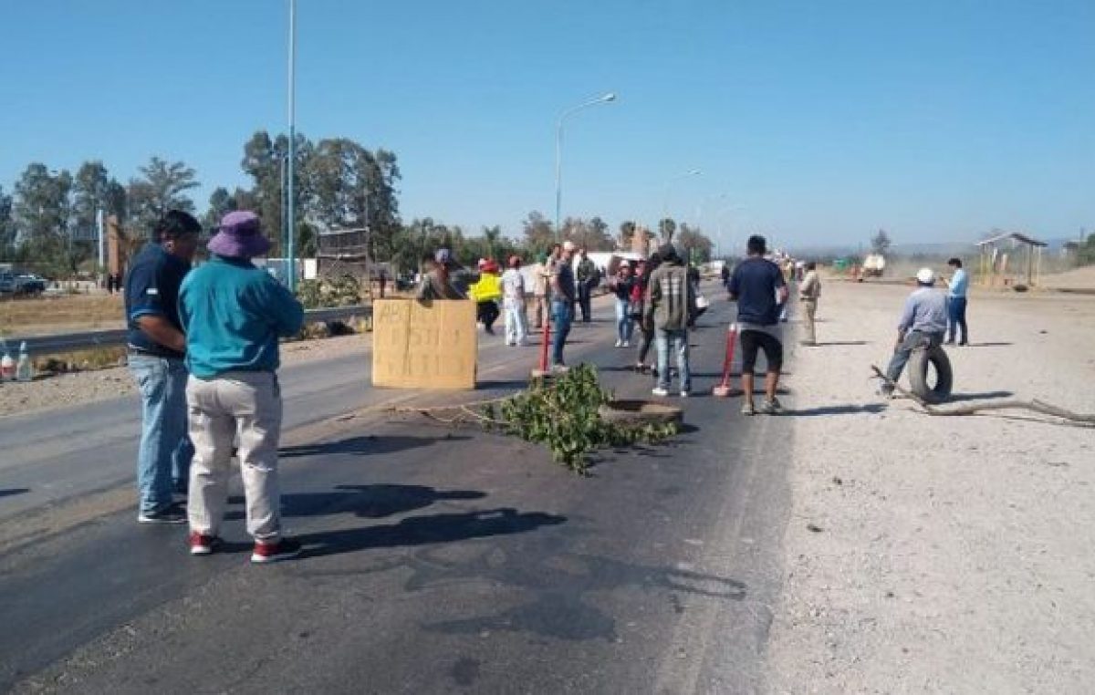 Piquetes de municipales jujeños ayer en las rutas 9 y 34