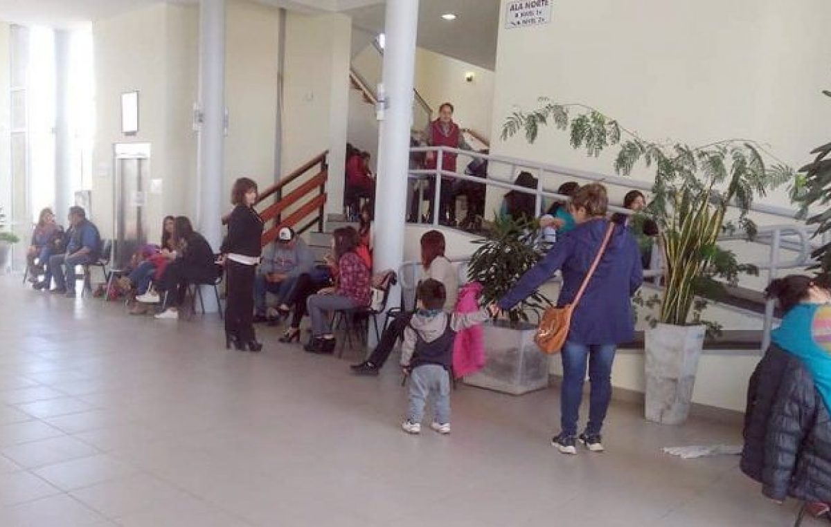 Trabajadores municipales de Trevelin realizaron retención de servicio por demanda de aumento salarial