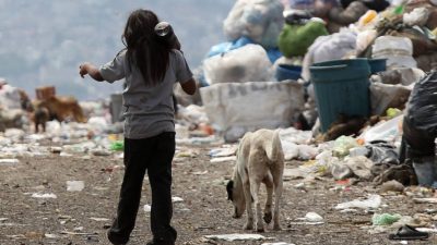 Hundidos en la pobreza y en busca de salida
