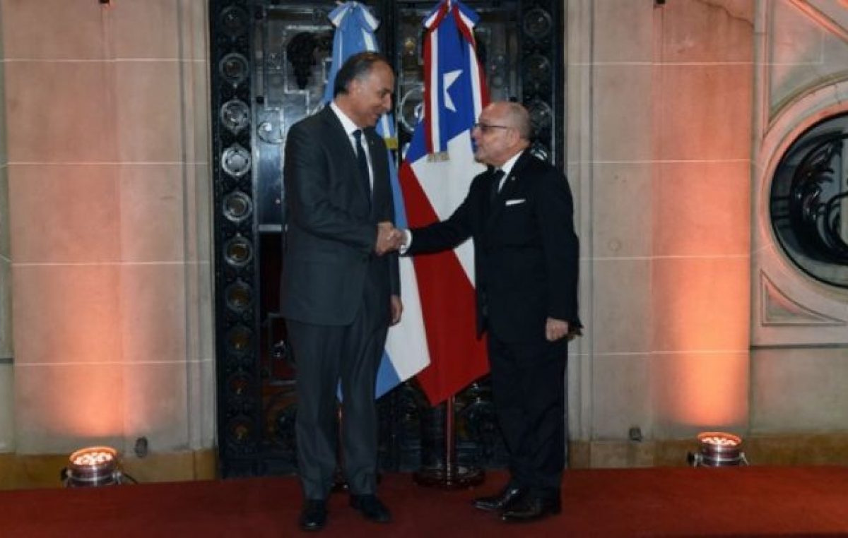 En medio de la tensión política, el gobierno se alinea a Piñera y habla de una “conspiración” venezolana