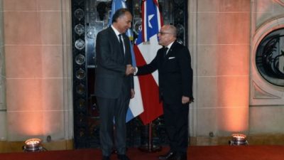 En medio de la tensión política, el gobierno se alinea a Piñera y habla de una “conspiración” venezolana