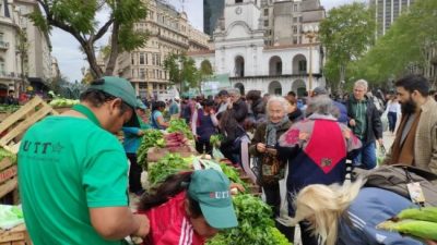 Pequeños productores realizaron un Alimentazo en Plaza de Mayo para paliar el hambre y la pobreza