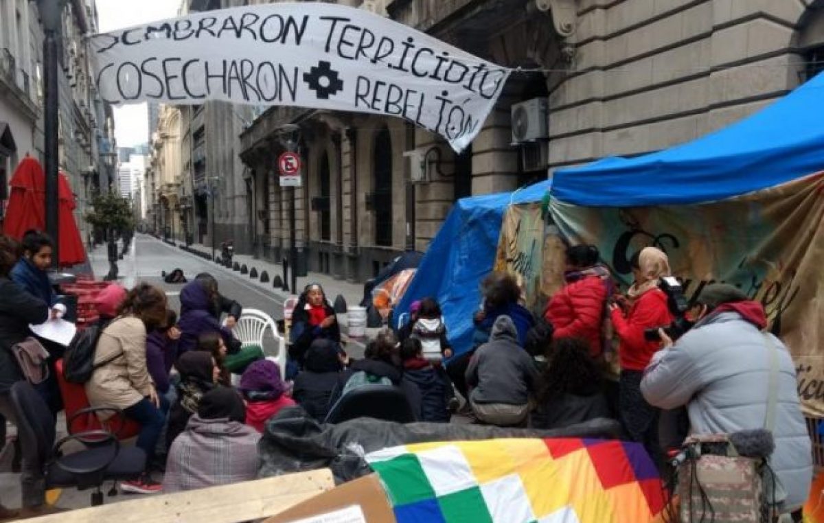 Una semana de acampe indígena en el Ministerio del Interior