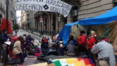 Una semana de acampe indígena en el Ministerio del Interior