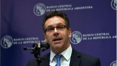 Intentando desarticular la bomba 
