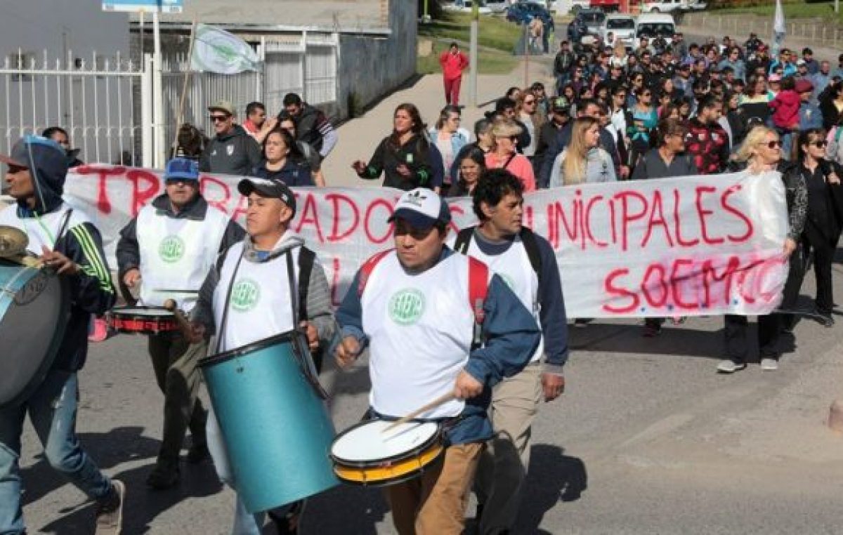 Municipales de Centenario no se rinden y piden una suba en los salarios