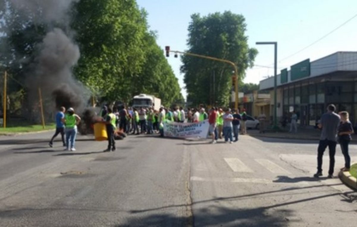 Se agravó el conflicto en la comuna de Chabás por atrasos salariales