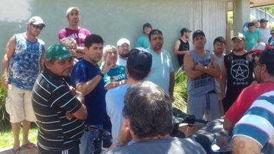 Acampe frente a la comuna de Chabás para exigir el pago de salarios