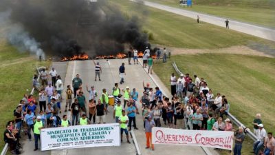 Cortan la autopista por salarios impagos en la Municipalidad de Carcarañá