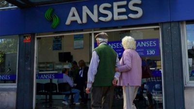 A casi un mes de dejar el gobierno, Macri toma nueva deuda en dólares y pesos desde ANSES