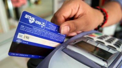 En derrumbe: por la crisis, hay un millón menos de tarjetas de crédito