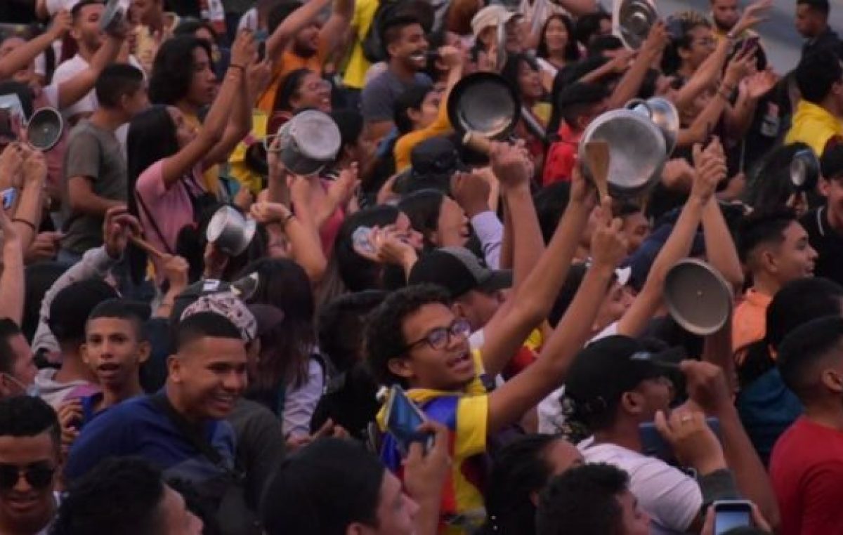 Colombia: Cacerolazos, desmanes e intentos de saqueo