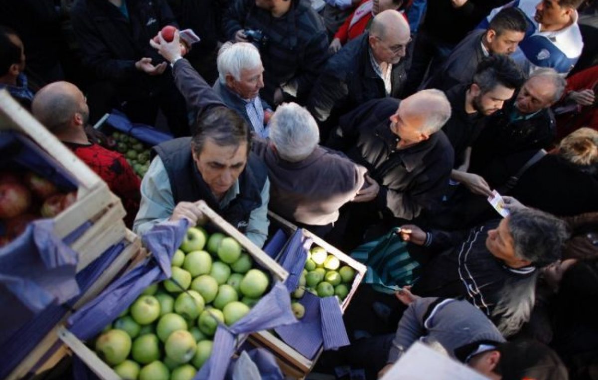 Hambre Cero: reparten manzanas en Cipolletti