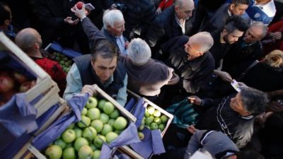 Hambre Cero: reparten manzanas en Cipolletti