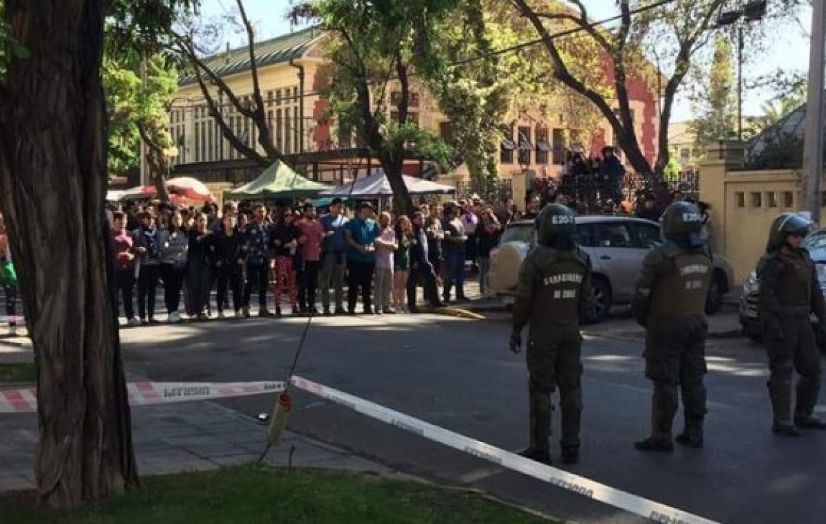 Docentes chilenos protegen a los estudiantes de los Carabineros