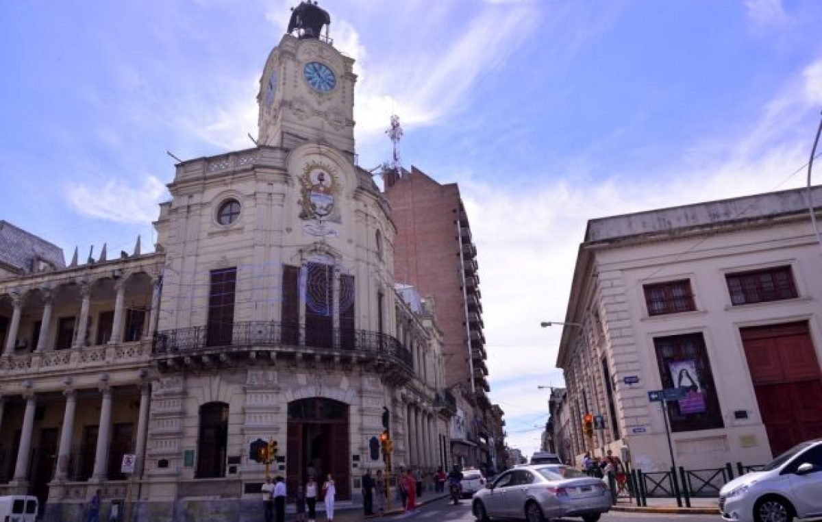 Dieron de baja a 400 contratados en Paraná y los municipales comenzaron un plan de lucha
