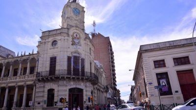 Dieron de baja a 400 contratados en Paraná y los municipales comenzaron un plan de lucha