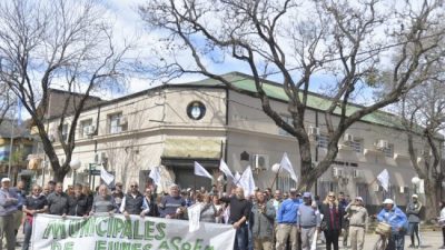 Municipales de Funes levantaron el paro por tiempo indeterminado pero seguirán con medidas de fuerza