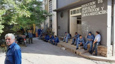 Municipales jujeños con medidas de fuerza en el edificio 4 de junio