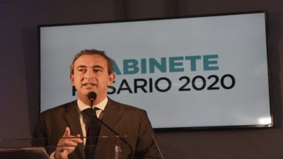 El intendente de Rosario recorta gastos de oficina, celulares de funcionarios y choferes