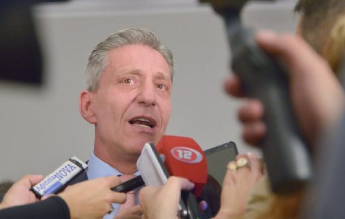 El gobernador de Chubut tomó nueva deuda pero no consigue fondos para el aguinaldo