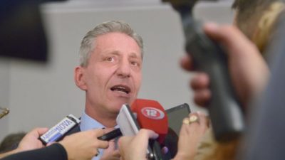 El gobernador de Chubut tomó nueva deuda pero no consigue fondos para el aguinaldo