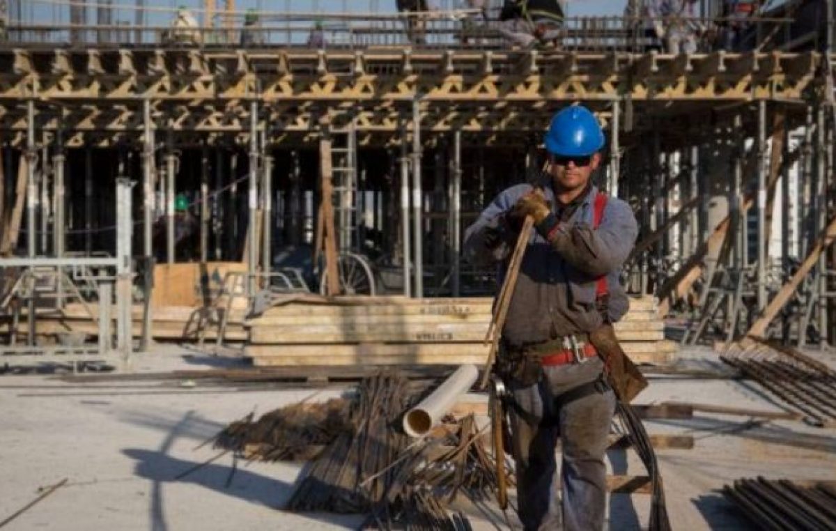 Constructores bonaerenses aseguran que hay más de 100 mil puestos de trabajo en riesgo