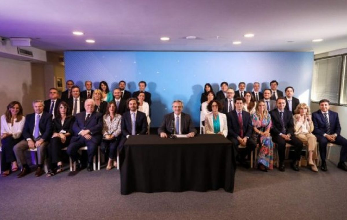 El gobierno confirmó que también ajustará el gasto político para afrontar la crisis