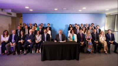 El gobierno confirmó que también ajustará el gasto político para afrontar la crisis