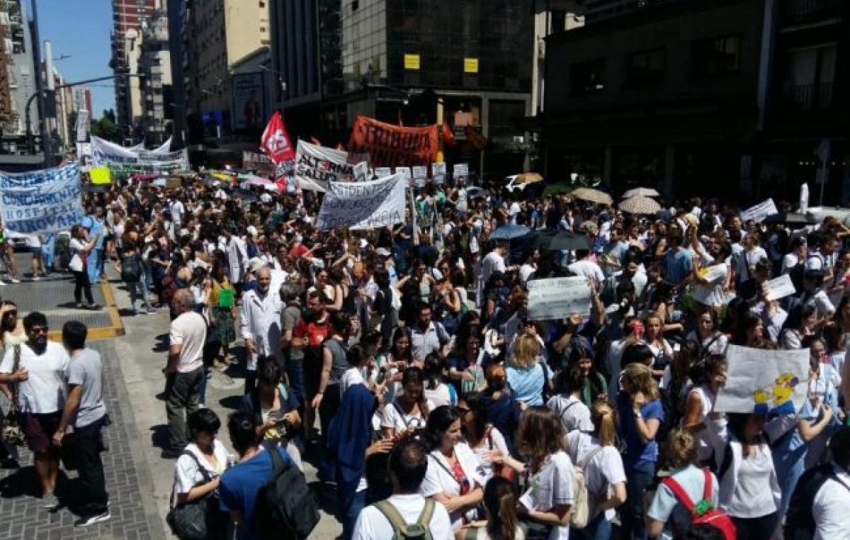 Paro en hospitales y marcha de residentes contra la precarización 