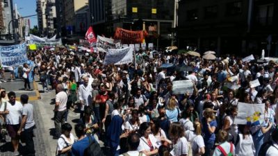 Paro en hospitales y marcha de residentes contra la precarización 