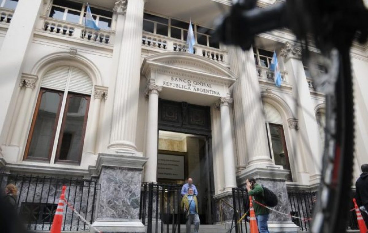 El gobierno reordena la deuda en pesos y evita el default