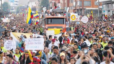 Los colombianos protestan con música y cacerolas