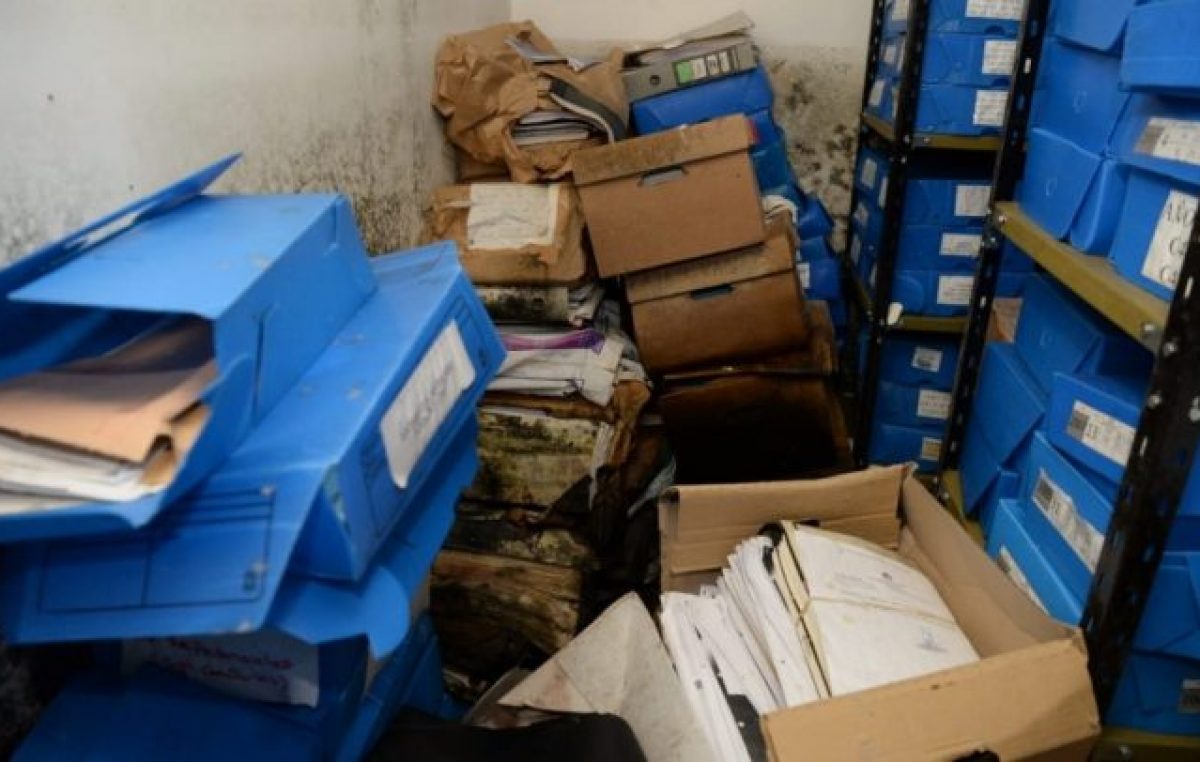 El Gobierno denuncia la “desidia macrista” tras encontrar bajo el agua parte del archivo de Derechos Humanos