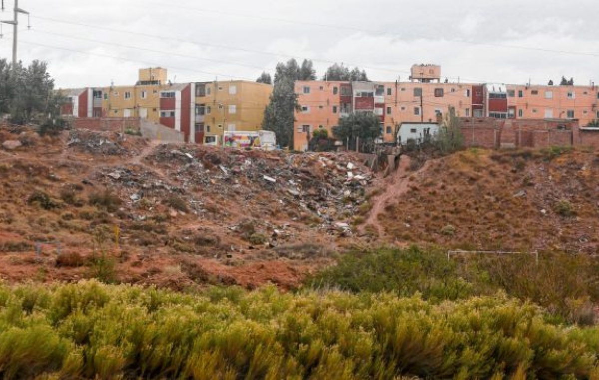 El municipio busca frenar el daño ambiental en la barda de Neuquén