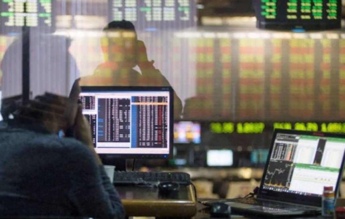La bolsa cayó 0,85 por ciento, el riesgo país cedió 1,5 por ciento y el dólar continúa estable