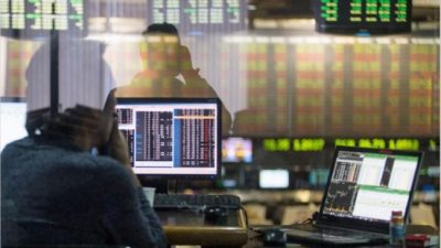 La bolsa cayó 0,85 por ciento, el riesgo país cedió 1,5 por ciento y el dólar continúa estable